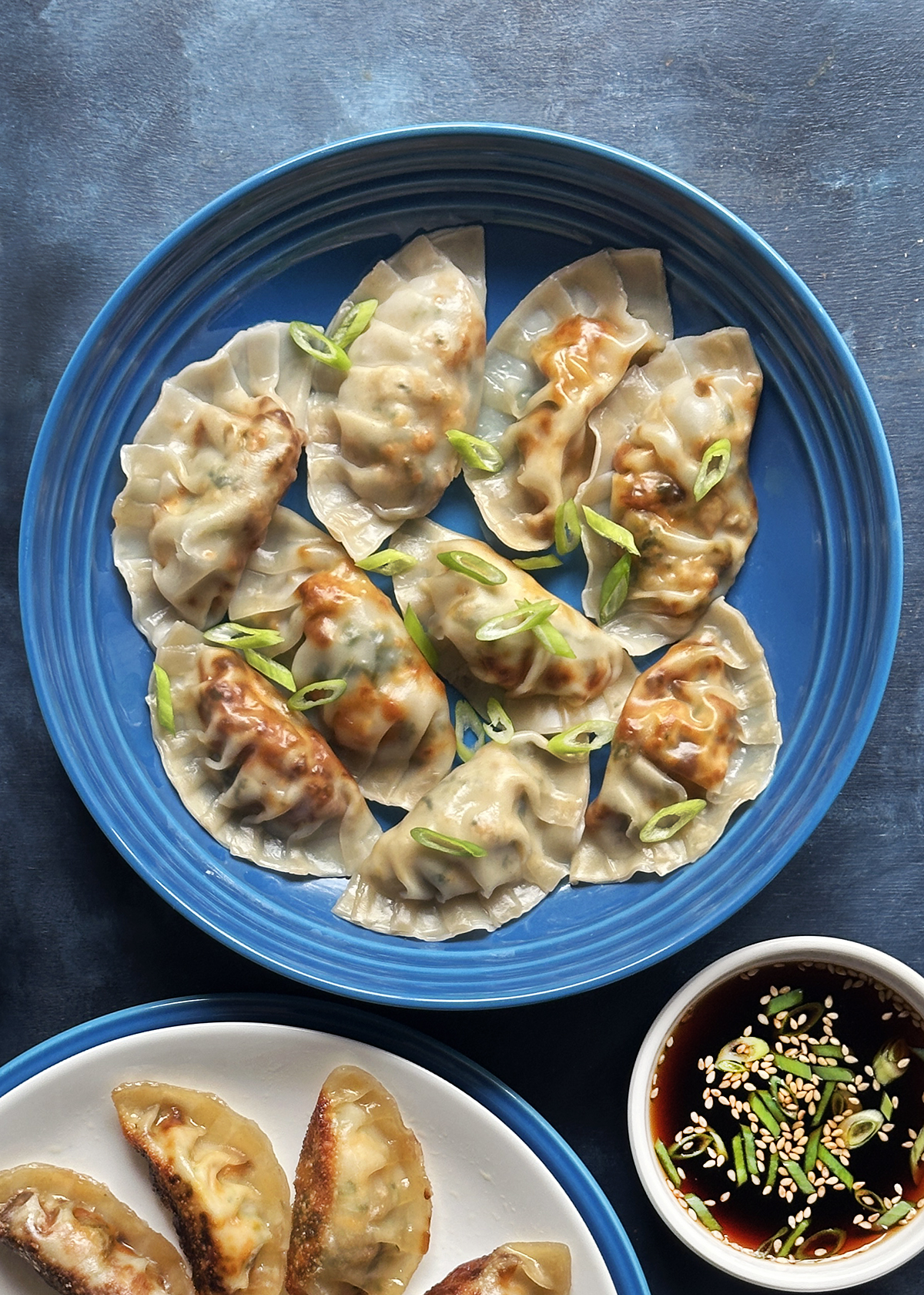 boiled vegetarian mandu in blue bowl