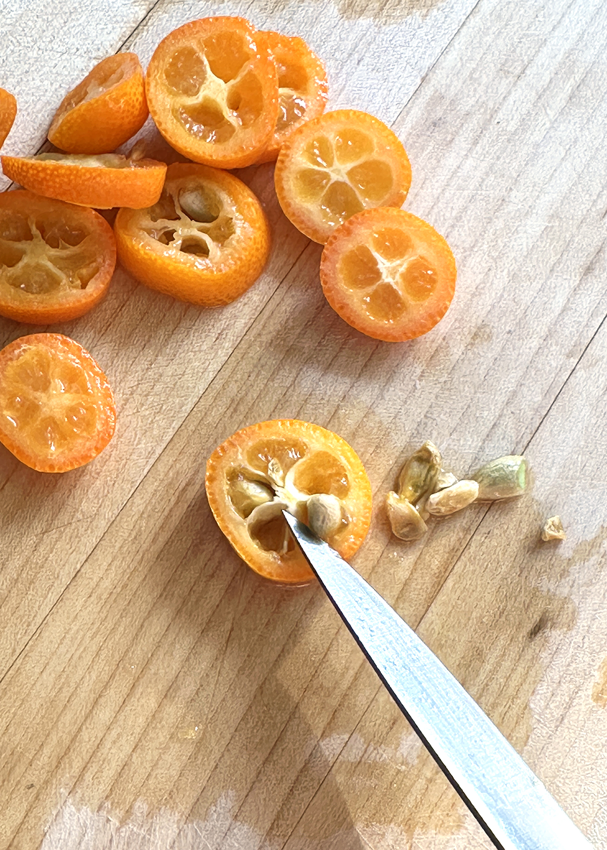 desseding kumquat with knife