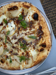 pear walnut blue cheese pizza