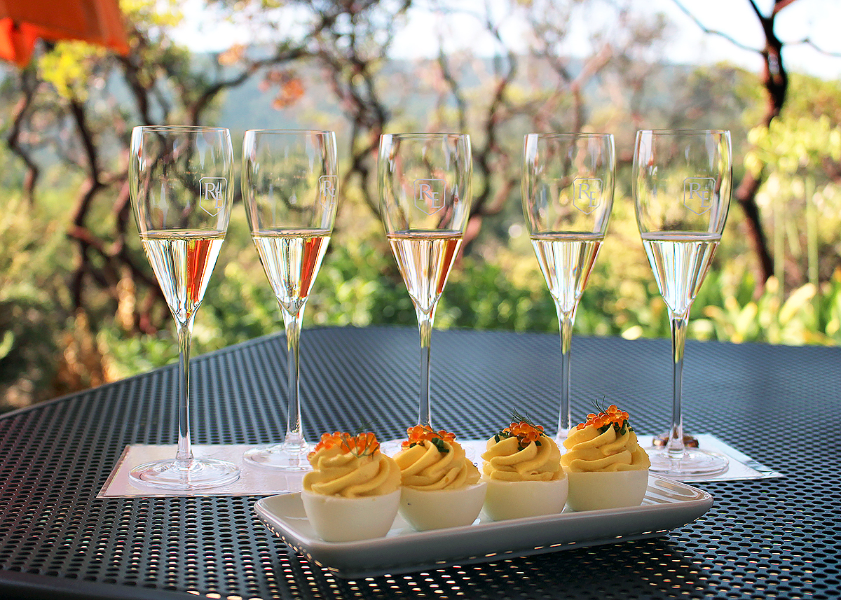 5 sparkling wine flight in flutes